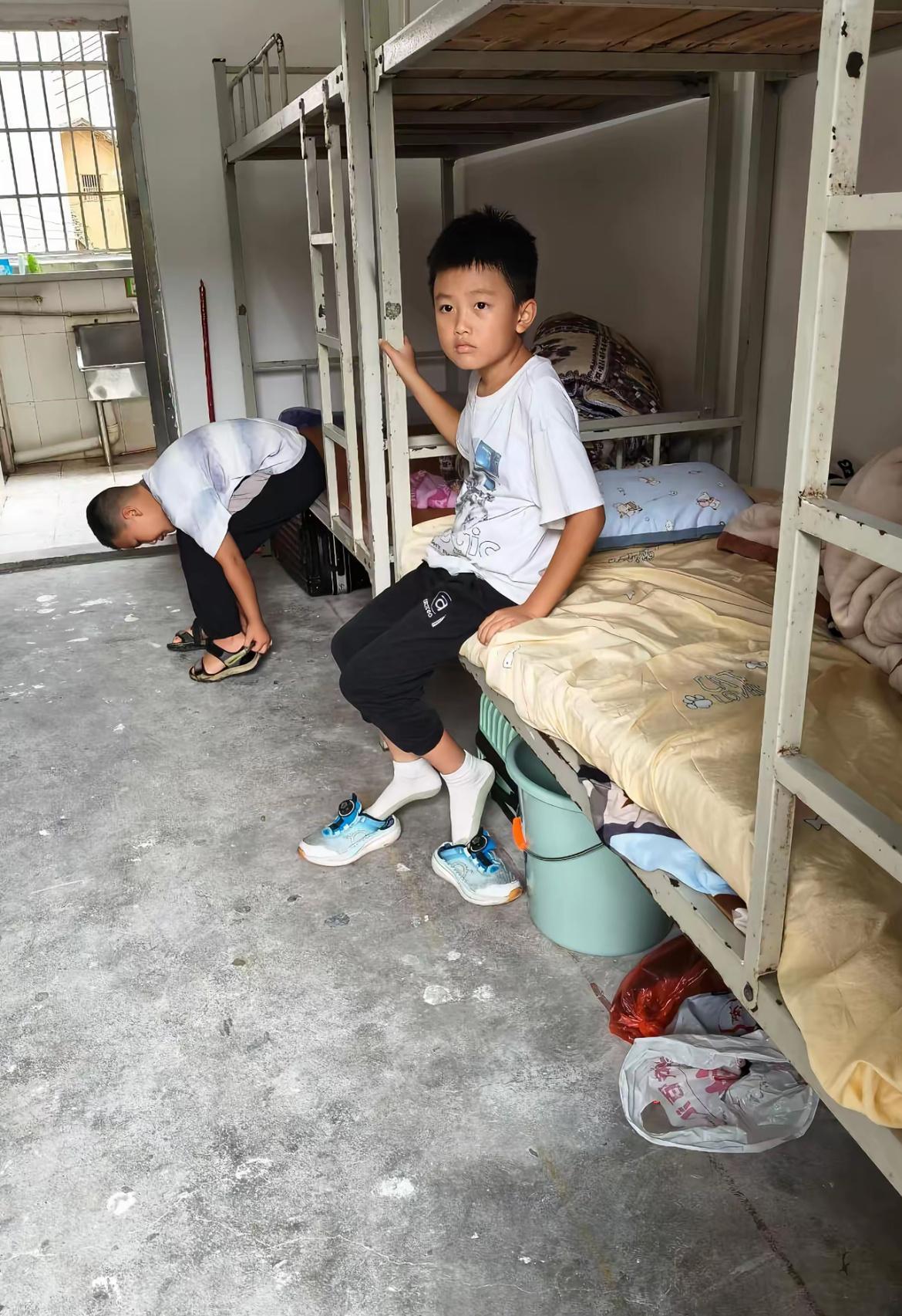 第一次住校，万般舍不得，你哭我也哭，今晚应该很多爸妈的心都不在家看孩子哭，我也忍