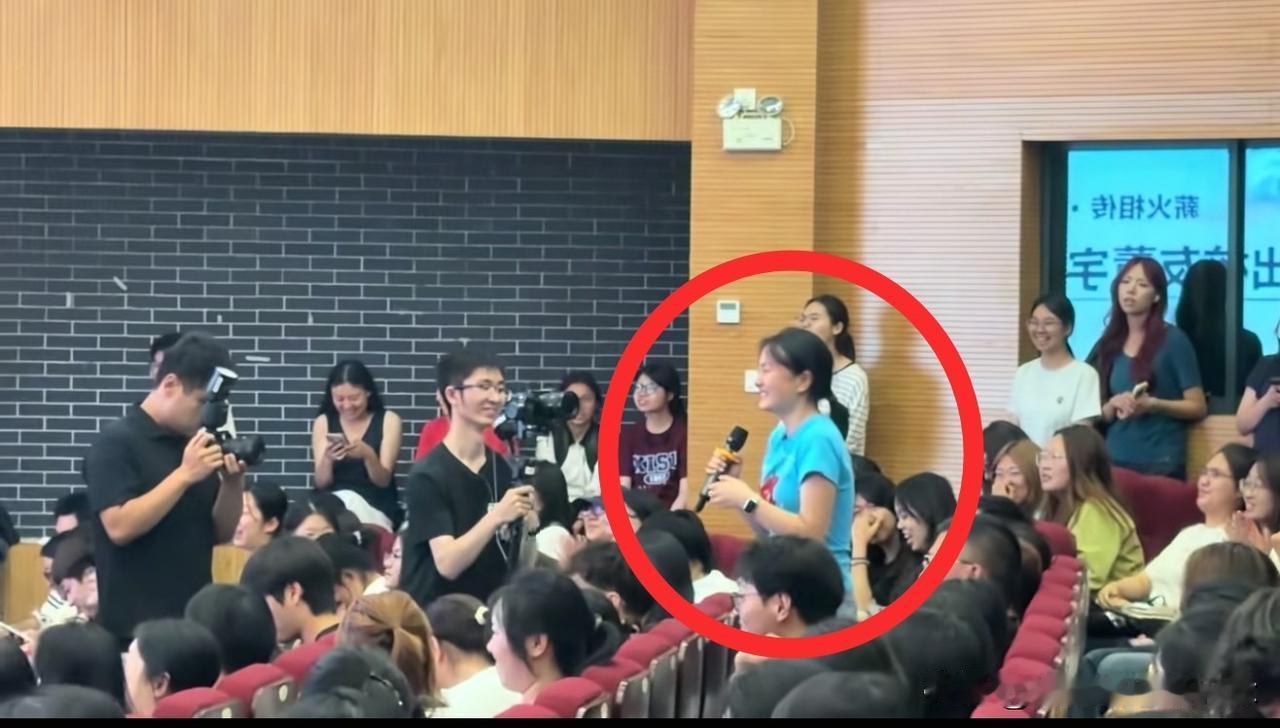 这个穿蓝色衣服的女孩，在同学提问环节，面对董宇辉，声音哽咽，激动得差点说不出话来