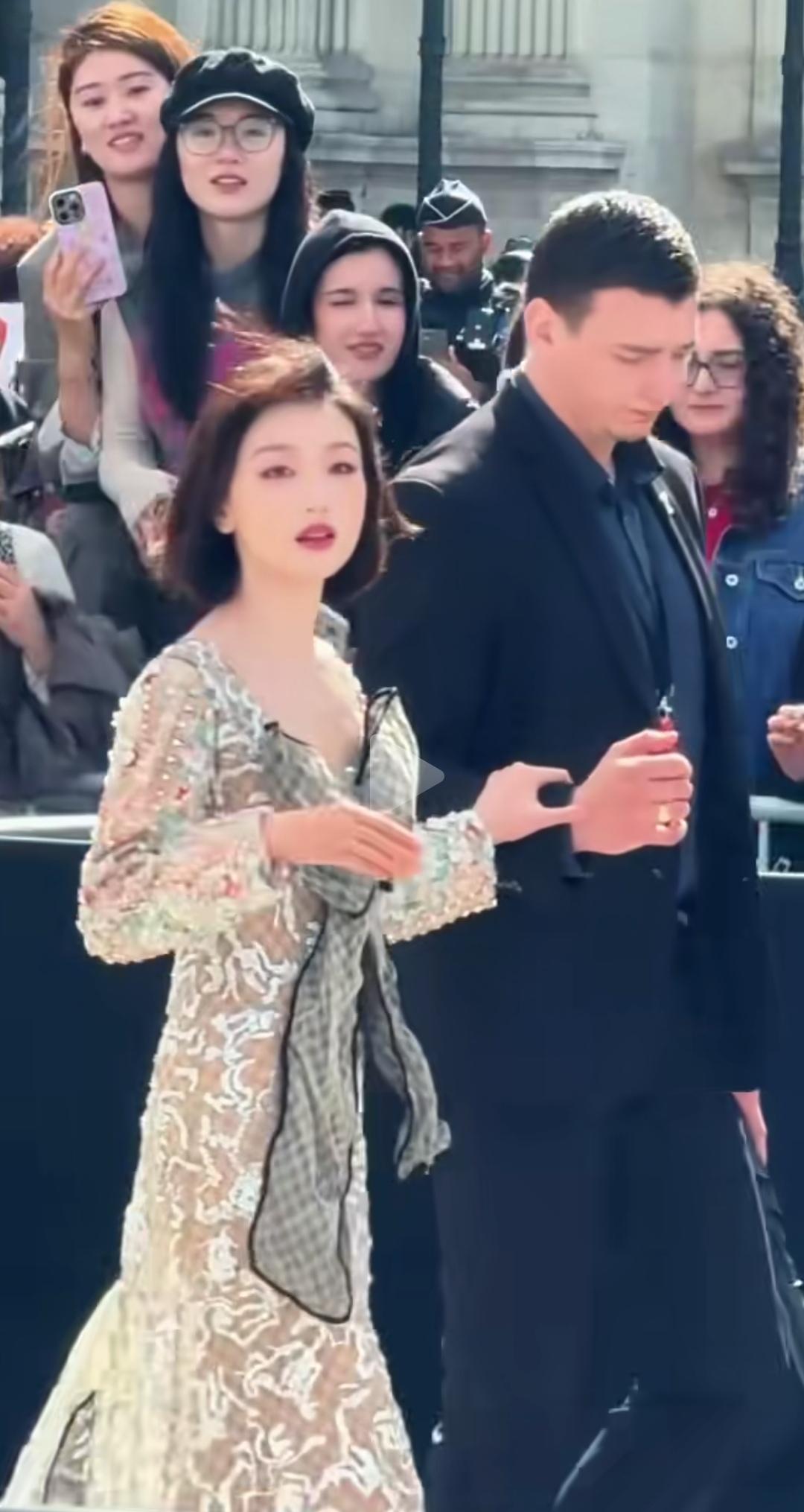 第一眼看到近期的周冬雨，真的越来越有倪妮的味道了。也难怪当年张艺谋会选中她们两人