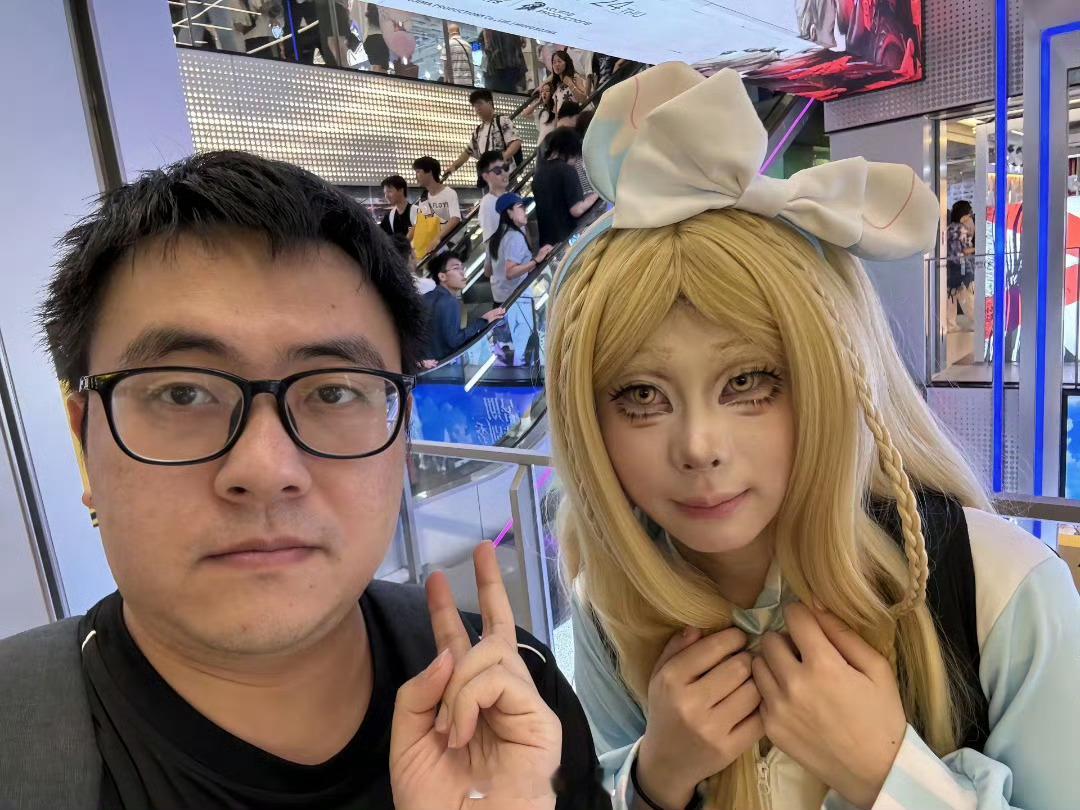 男子参见上海漫展与众多coser合拍，然后不P图直接原图发布，由于把人拍的太丑，