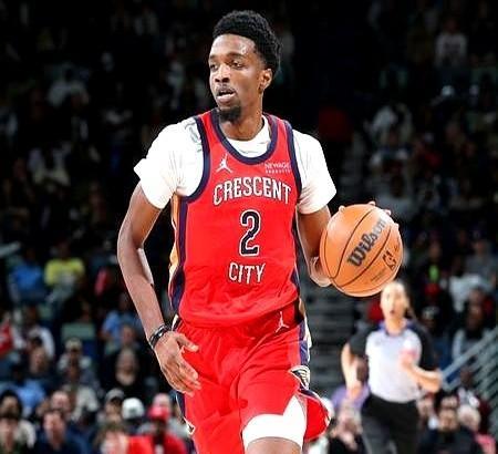 你伤愈归队，状态火热。然后教练把你按在板凳最深处。这不是惩罚。这是NBA最