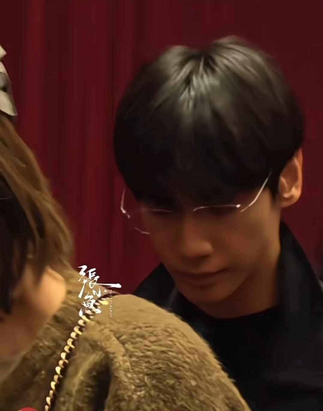 这竟然是罗云熙，完全没认出来!4月4日，罗云熙现身北京天桥观看佟丽娅的舞剧《