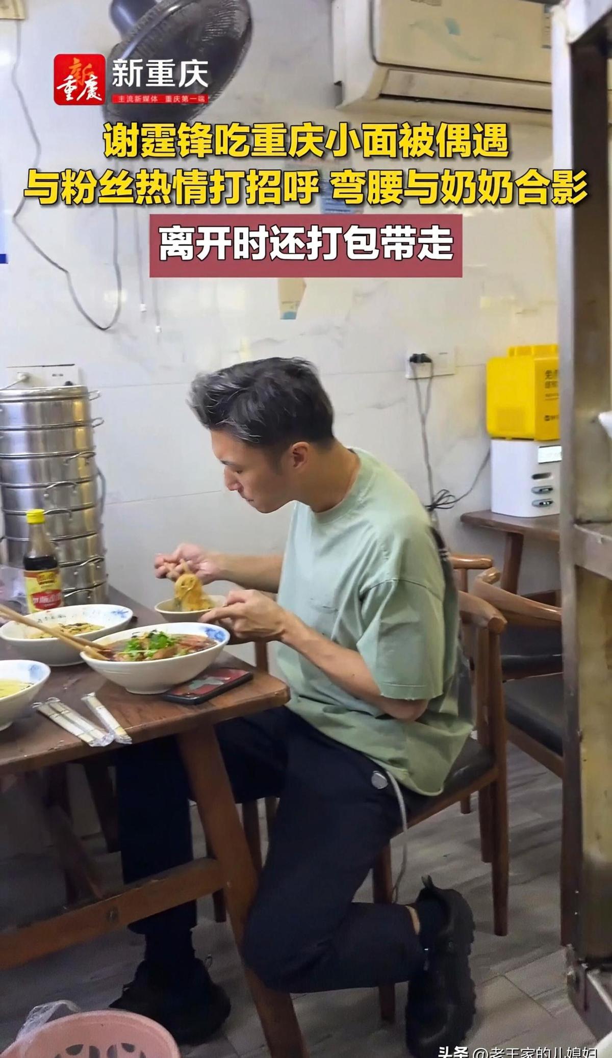 他蹲下来问：“婆婆，能合个影吗？”88岁的李婆婆笑了：“你长得这么乖，当然可