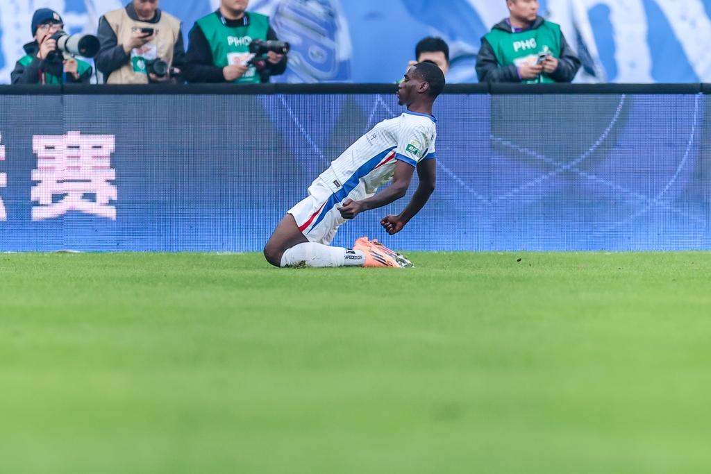 甘慧: 上海申花正式开启冬训, 阿马杜现身、阿苏埃缺席