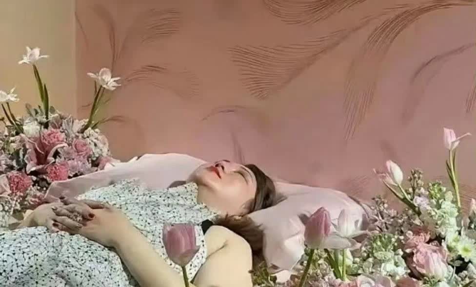 杨天真的葬礼，亲朋好友来了有四十几个人，杨天真在铺满鲜花的灵床上躺了