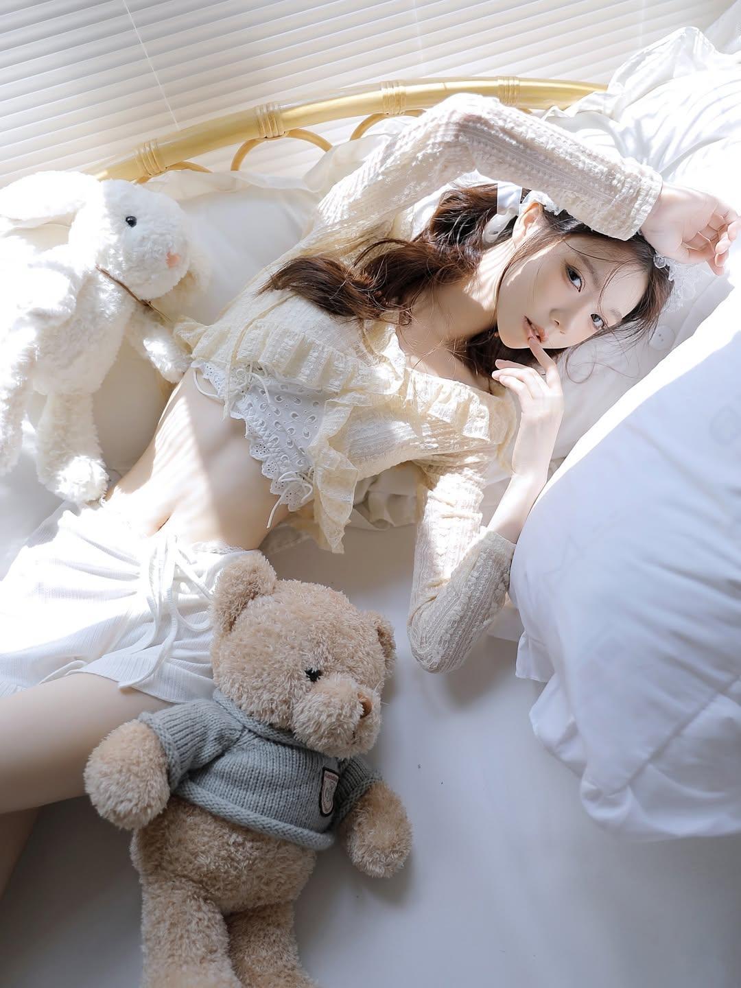 慵懒午后，与毛绒玩具共度时光