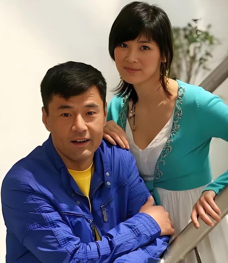于荣光怎么也想不通，结婚35年来他零绯闻，钱他赚、饭他做，十分宠爱妻子，但202
