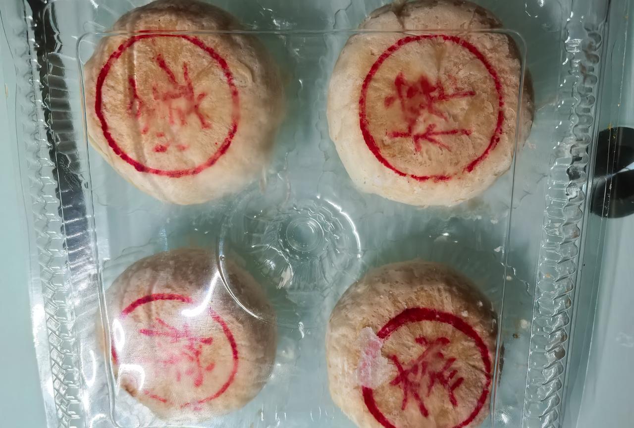 鲜肉月饼，就是把肉包子换一个皮儿，但却比肉包子好吃！每年到中秋，除了我最爱吃的