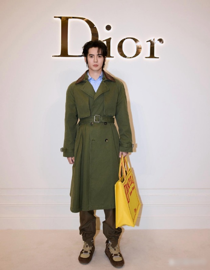 于适穿得是迪奥风衣，但第一眼看着就像东北军大衣啊，连配色都是一模一样的