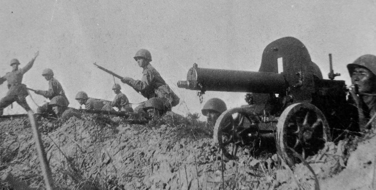 二战期间，苏联红军战士在马克沁机枪掩护下，向敌人发起冲锋。从照片上来看，这挺马克