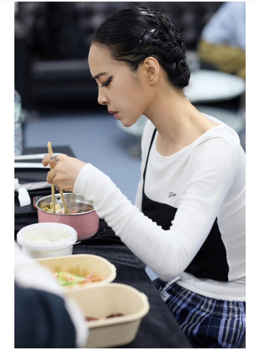 蔡依林，吃的那么少，演唱会哪来的那么多的力气。