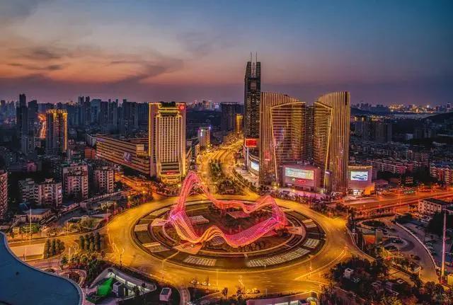 2025武汉年度报告：这10个瞬间，让千万武汉人破防了!一、硬核基建，让城市