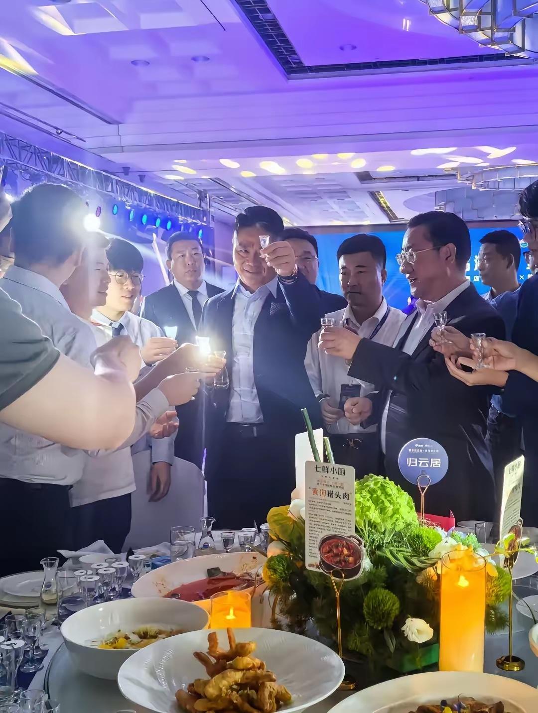 刘强东的“酒桌玄学”刘强东身上似有“酒桌玄学”，准得让人印象深刻——凡与他喝