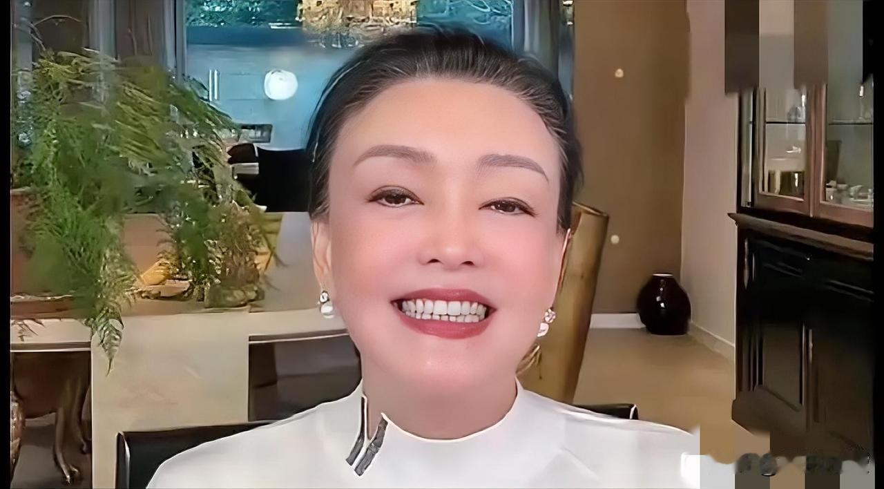 许久未见的张兰开启了直播，她笑着说道：“我们又有一匹小马要诞生啦。”“我们家已