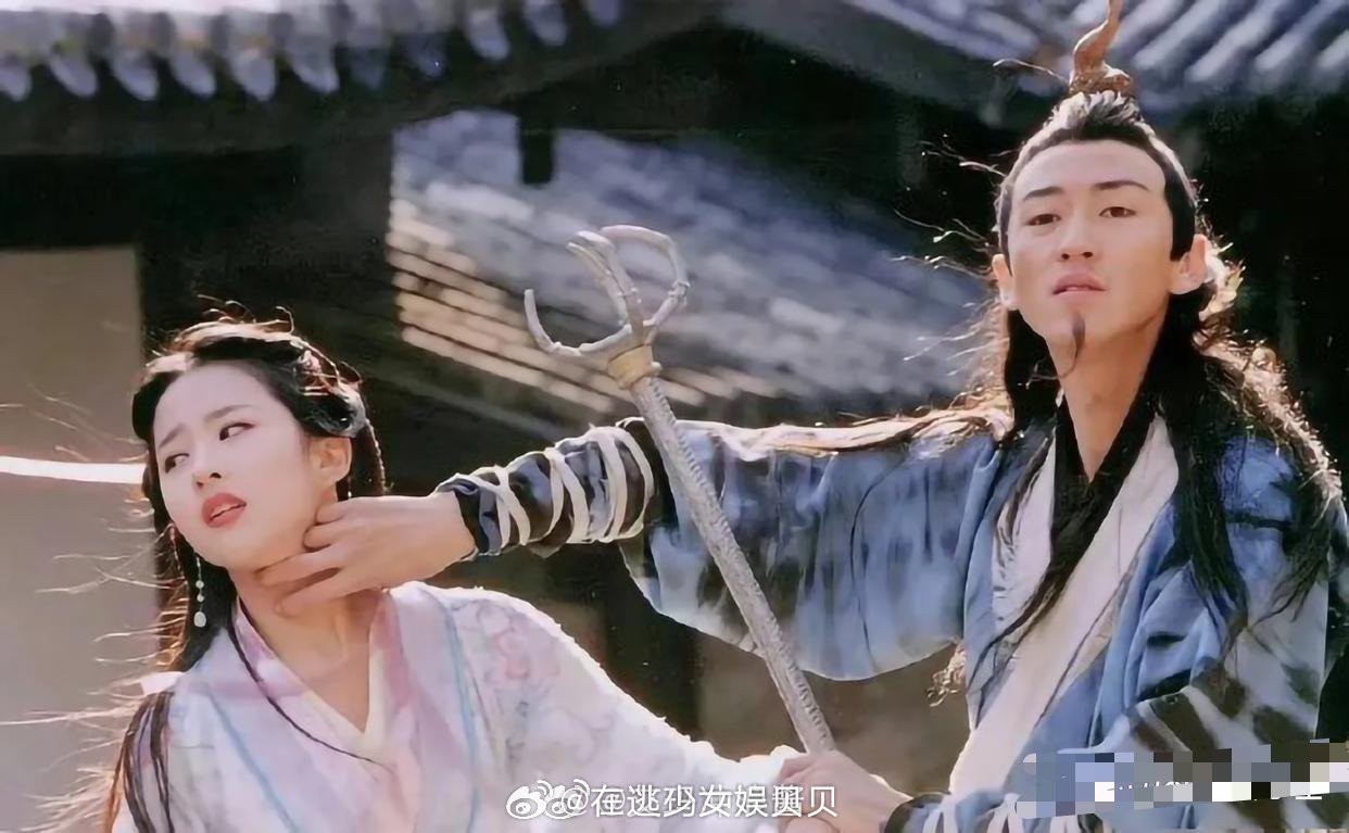 网友:刘亦菲往后一仰不就脱身了吗？