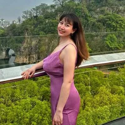 在山间享受静谧时光，紫色连衣裙与自然风景完美融合。