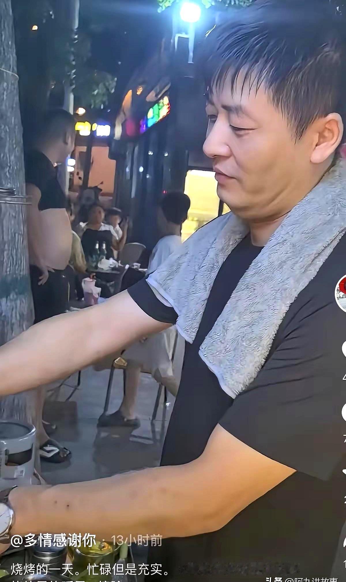 张雪峰真的放下考研大业，跑去街边踩着人字拖烤腰子了？别揉眼睛，这几天全网网友都