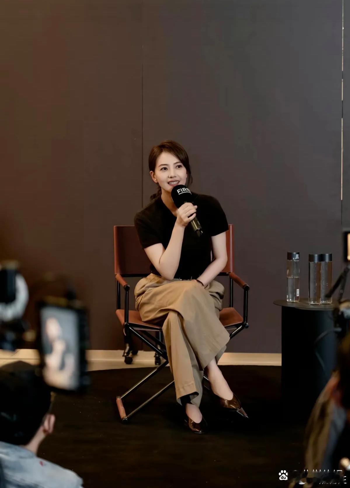 无意间看到高圆圆的一组穿搭，不能说多漂亮，只能说很高级，特别是鞋子很特别呢，如果