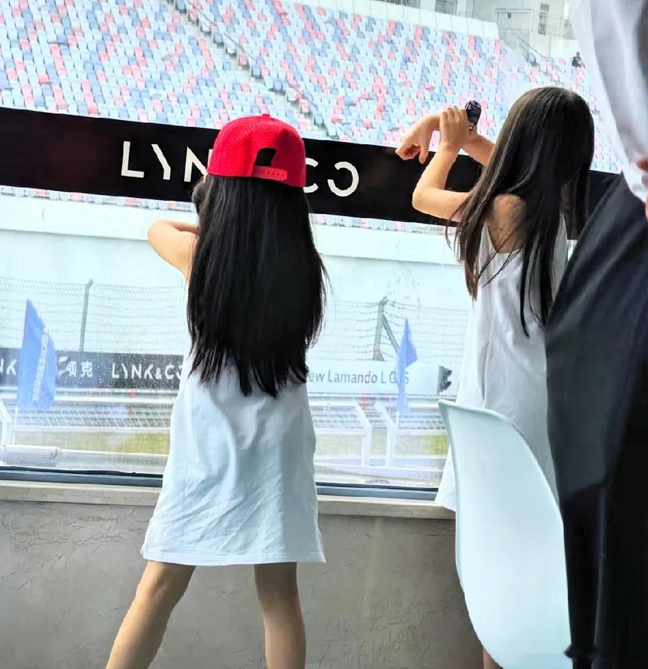 方媛现身浙江宁波赛场，专程带着女儿到场观看郭富城赛车比赛。郭富城痴迷赛车众人皆知