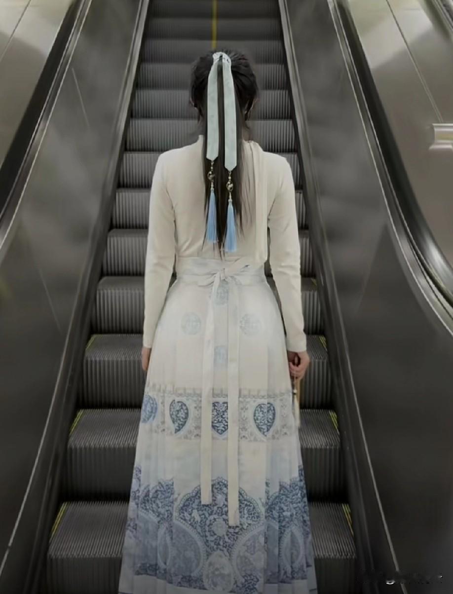 人到中年，慢慢懂得，人生最好的状态，是心简单、人安静、事看淡。不纠结过往，不