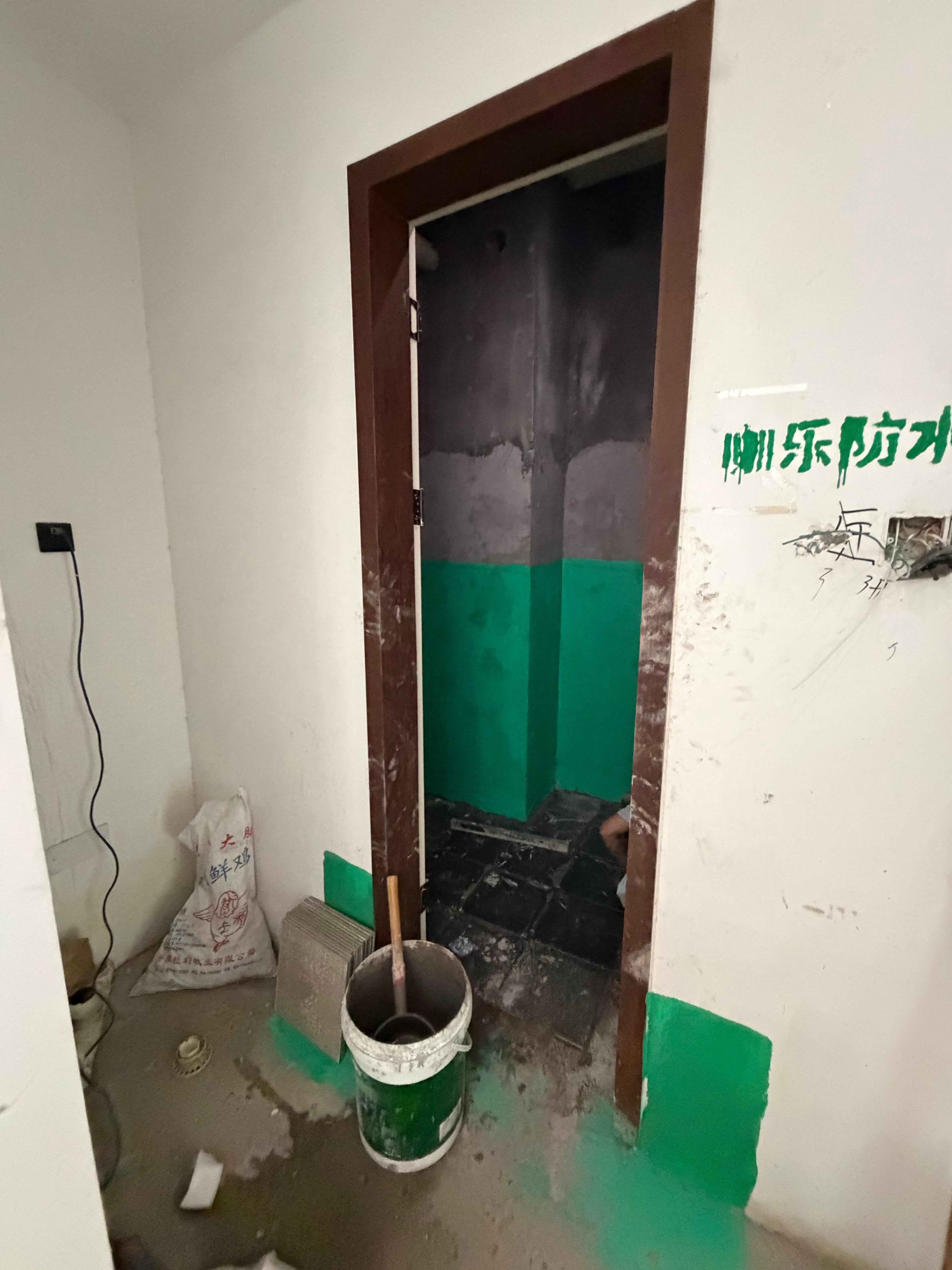 更新一下新家进度吗呀真凭空造了一个厨房出来好喜欢这种木饰面的感觉用了闽南红砖当
