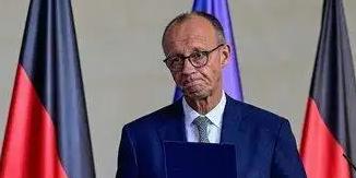 柏林深秋的风里，总飘着烤面包的甜香。78岁的卡尔裹紧外套，在街角面包店排队时，