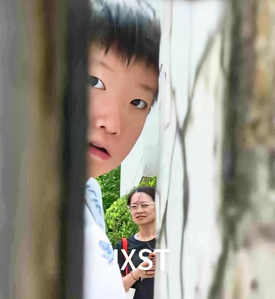 莎莎表示让我瞧瞧，是哪个老六在外边。惊不惊喜，意不意外？竟然折返回来对视