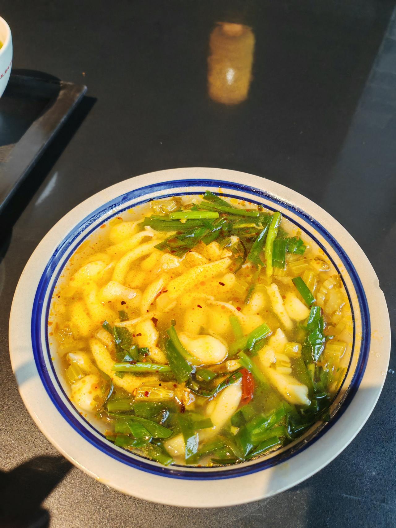 陕西有哪些特色小吃宝鸡艳阳天美食，浆水鱼鱼（7元），还有岐山/扶风臊子面（3.5
