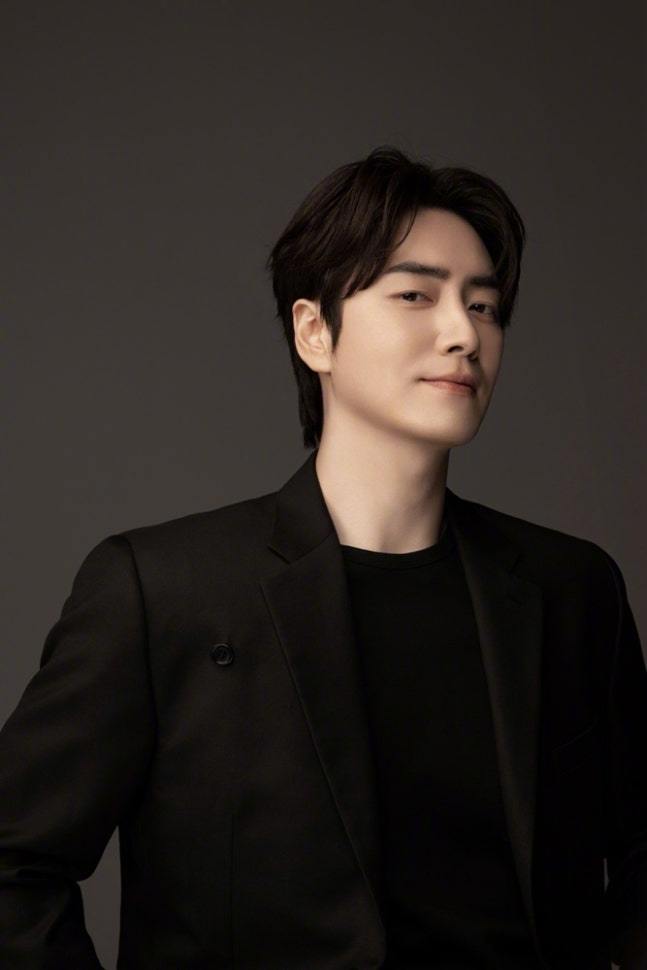 韩剧官宣李浚赫确定出演SBS新金土剧觉醒男主角，明年播出。李浚赫饰演在圣灵高