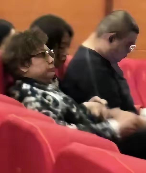 感觉老实了不嚣张了韩红被偶遇，没有人围观了，往日的大姐大作风不在了，静静的坐