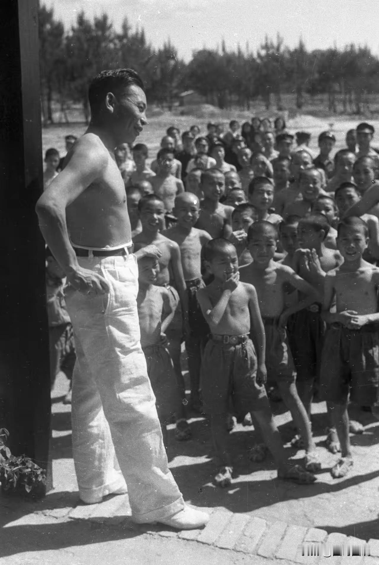 蒋经国还真是挺时髦的，白裤子白皮鞋即使在那个年代也显的非常另类。