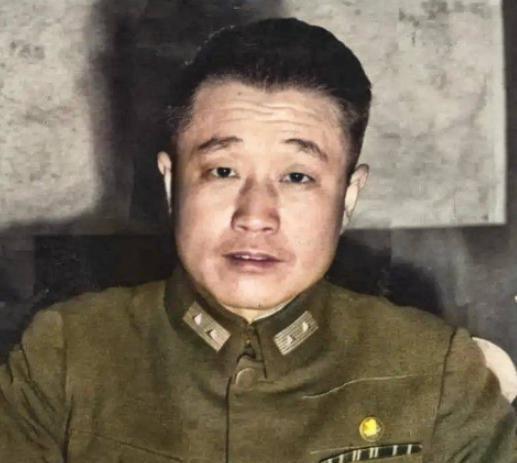 1949年1月11日，被俘的杜聿明被押到一处村庄，解放军给他端上了红烧牛肉，马肝