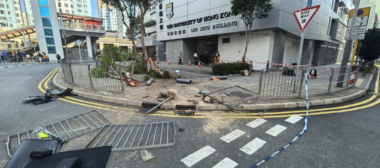 香港九龙湾惊魂！75岁司机误踩油门失控撞上人行道，致9人受伤