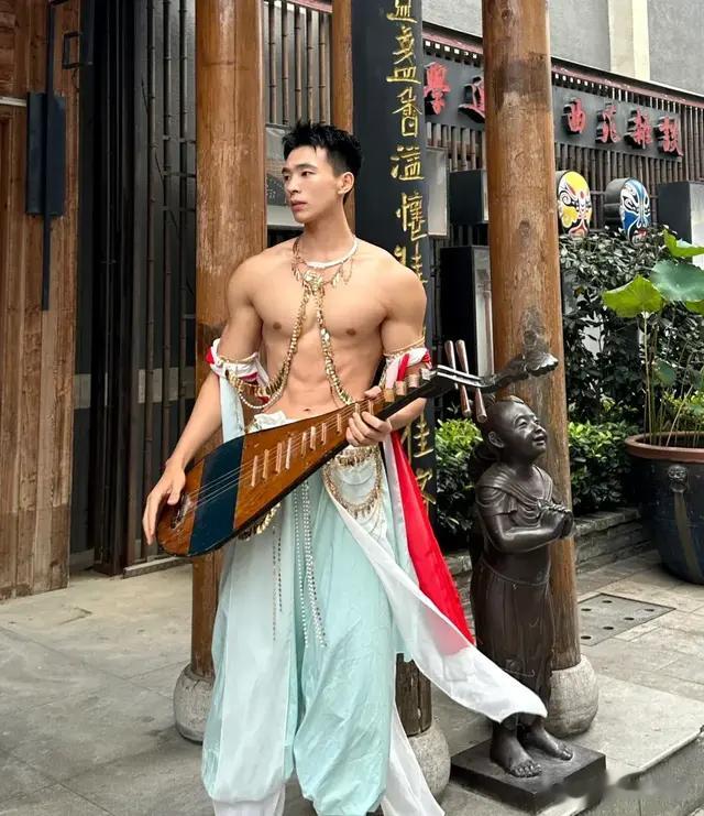 健身场上的“钢铁巨人”生活里的温柔暖男:190cm博主的多面人生