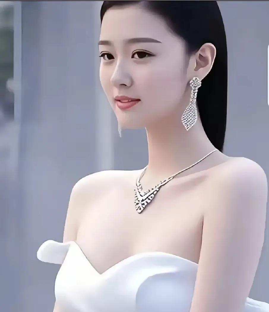 你是我的白月光文/半岛诗人一夏夜的萤火虫在玻璃缸里写信，你睫毛垂落的弧度