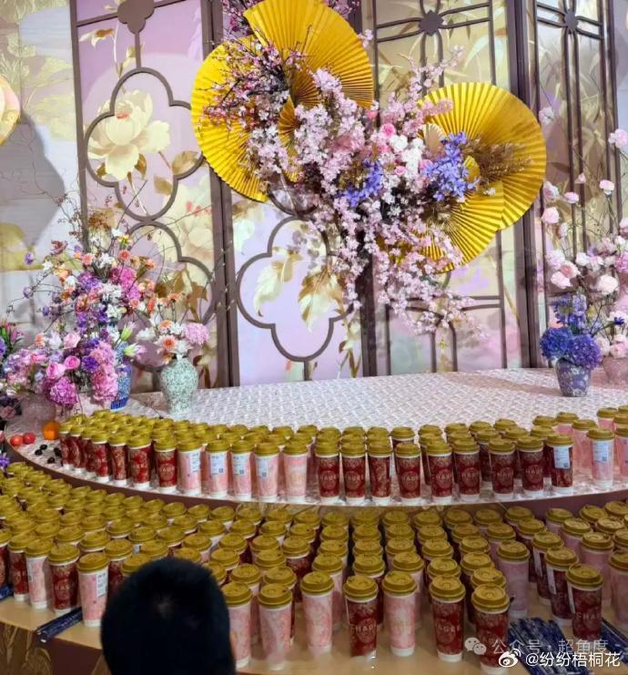 霸王茶姬创始人婚礼人手一杯奶茶霸王茶姬创始人及光伏创始人女儿婚礼现场，人手一杯