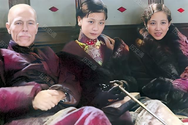 上个世纪三十年代，一位身穿长袍外套马褂、貌不惊人的老人与两名颜值与气质的时髦女子