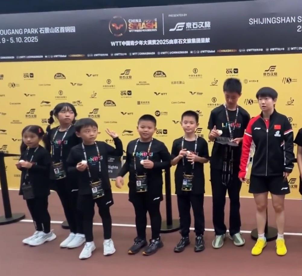 没照到➡️被莎莎姐姐邀请站到旁边小孩子的眼神怎么可能骗人！​​​