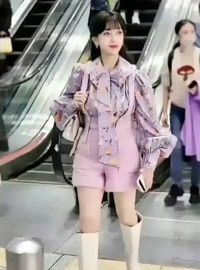 赵雅芝状态太逆天，70多岁像20岁的少女，一身粉嫩穿着惊呆路人，这样真的好吗？