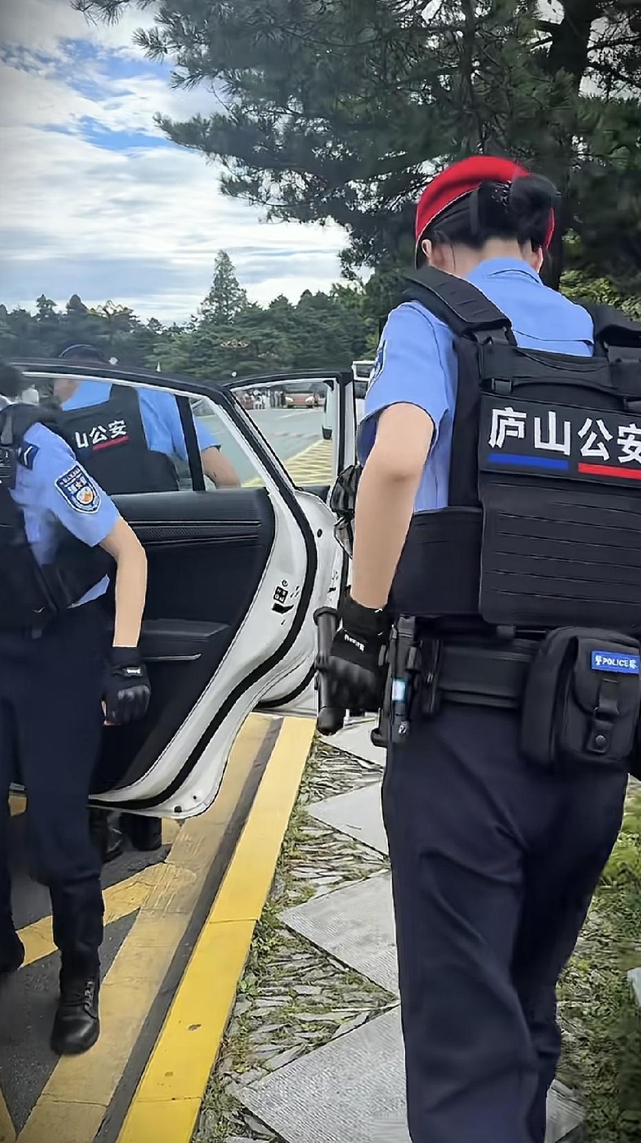 在庐山景区这里，旅客来这里游玩还是有很多人的，所以为了面对警情需求，上面也是给这