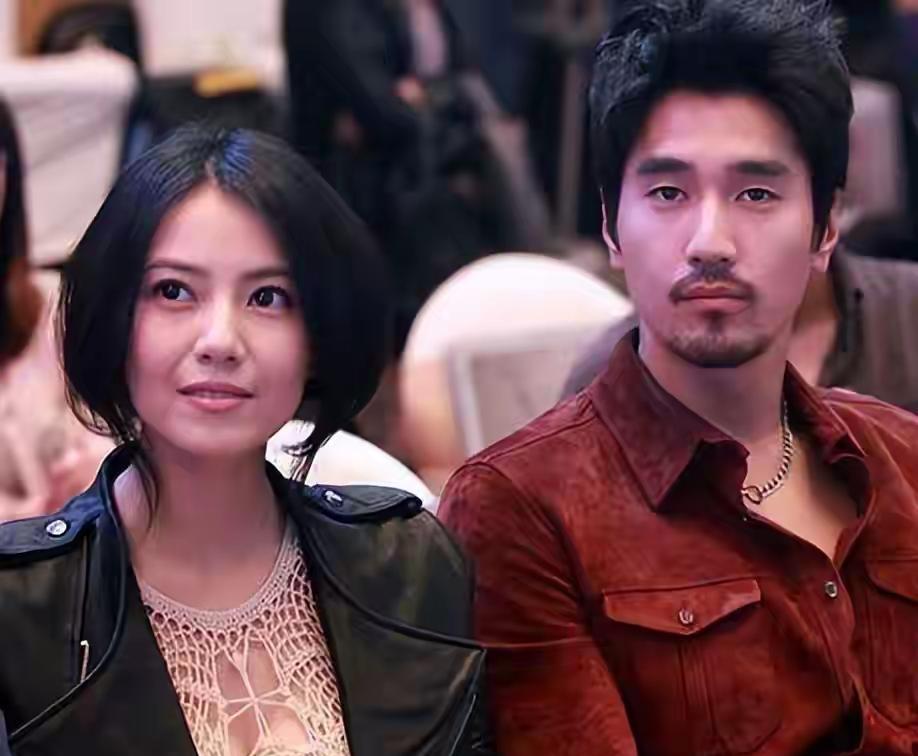 监视器后，高圆圆眉头紧锁。赵又廷递过保温杯，只说了一句：“第三个机位试试。”