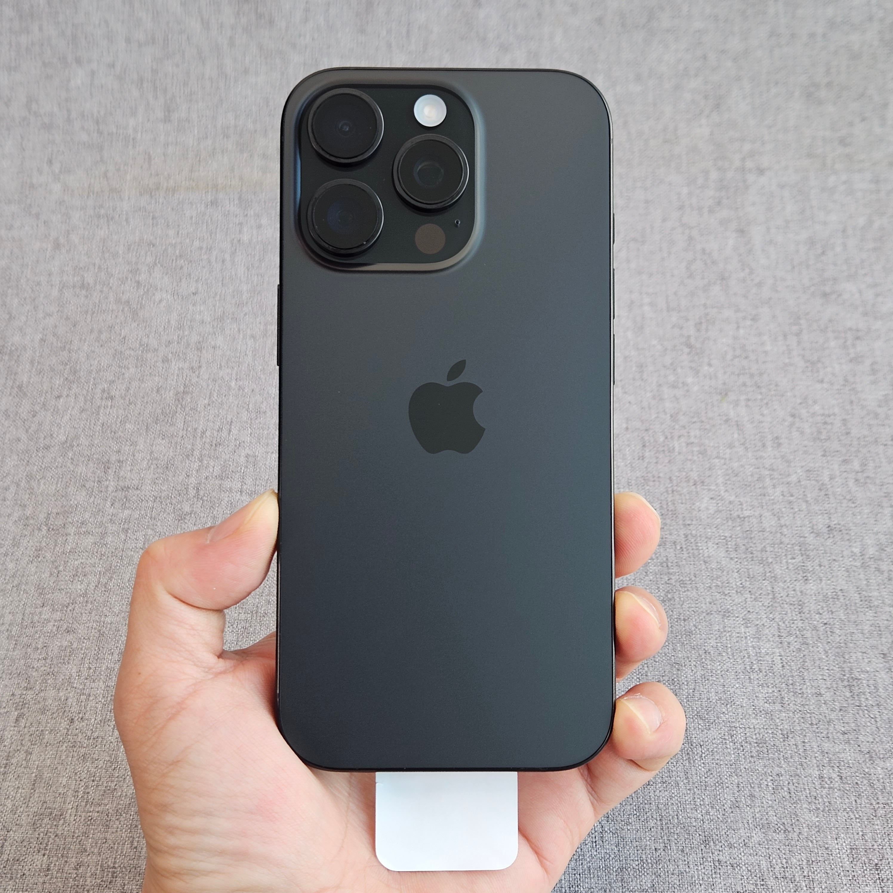 现如今的iPhone16系列丐版无锁，在国补面前价格优势荡然无存，还背负着一个