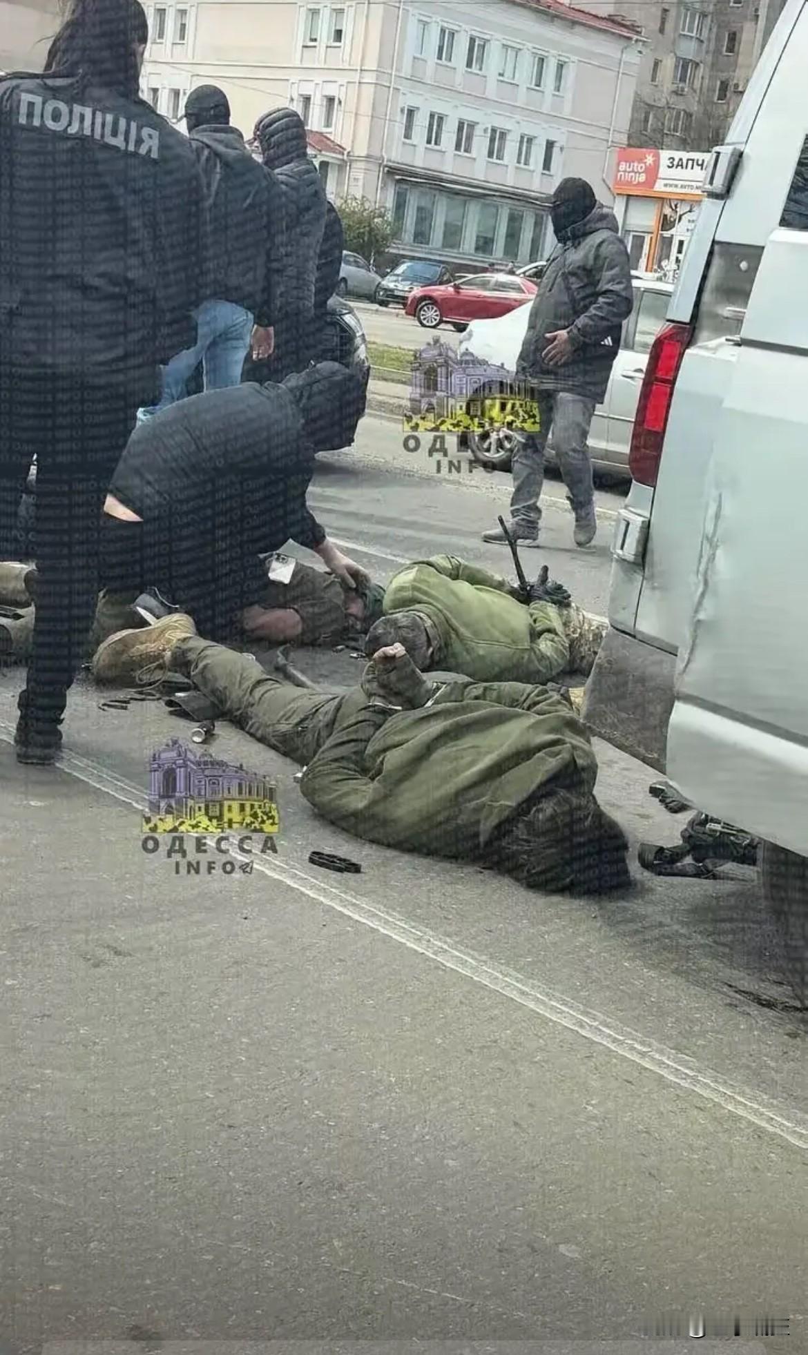 彻底乱套了！乌克兰敖德萨征兵办团伙，被乌克兰国安局一锅端啦！4月21日，乌克兰国