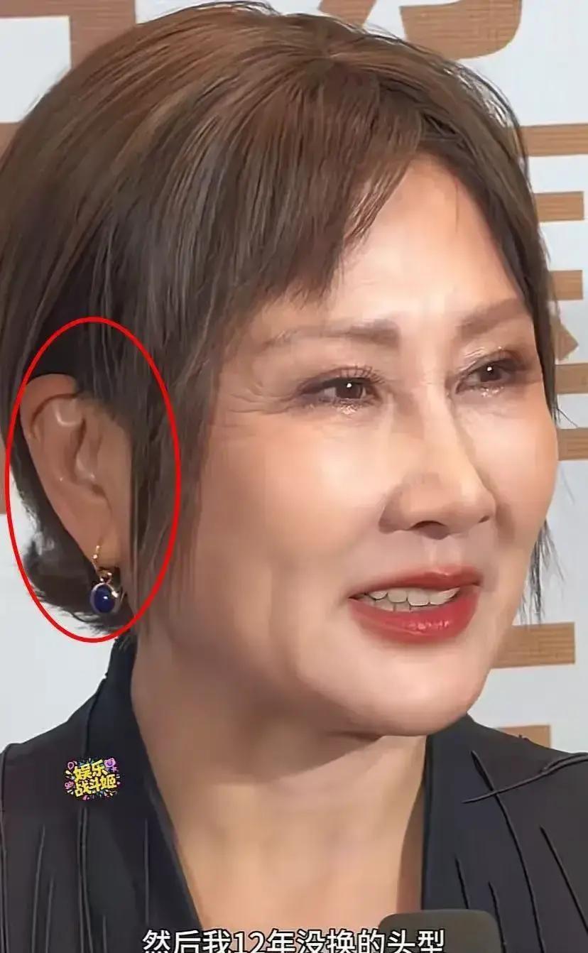 张凯丽刚走完北影节红毯，耳朵就被放大镜盯上。照片一出，网友炸锅：耳垂贴得过分紧