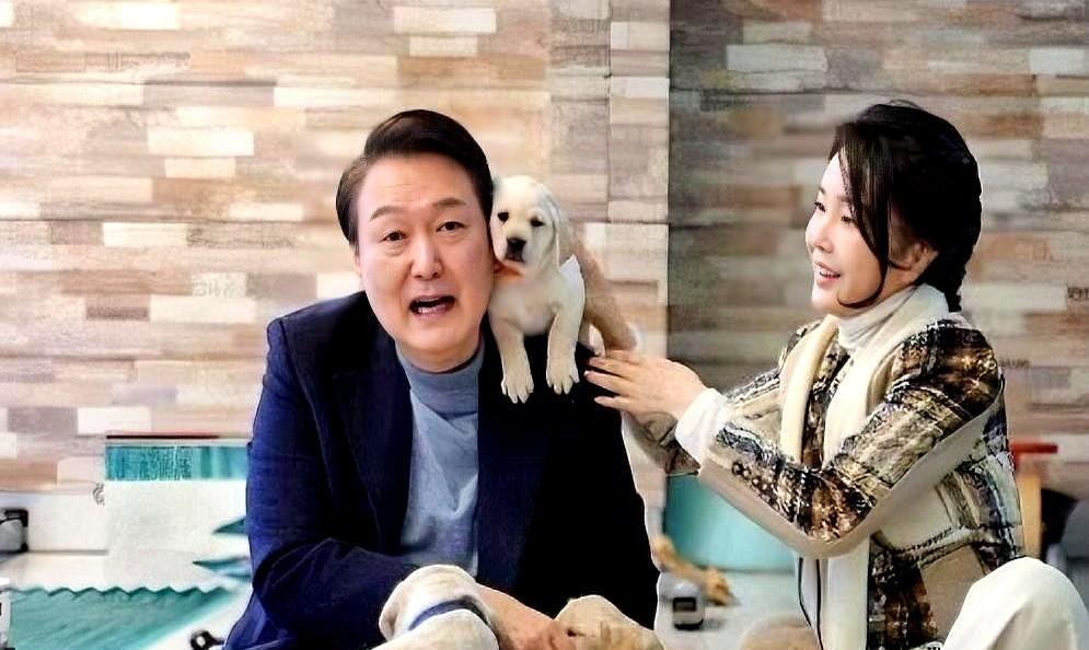尹锡悦夫妇通电话……金："老公，你在里面还好吗？"尹："还行吧…"金："吃