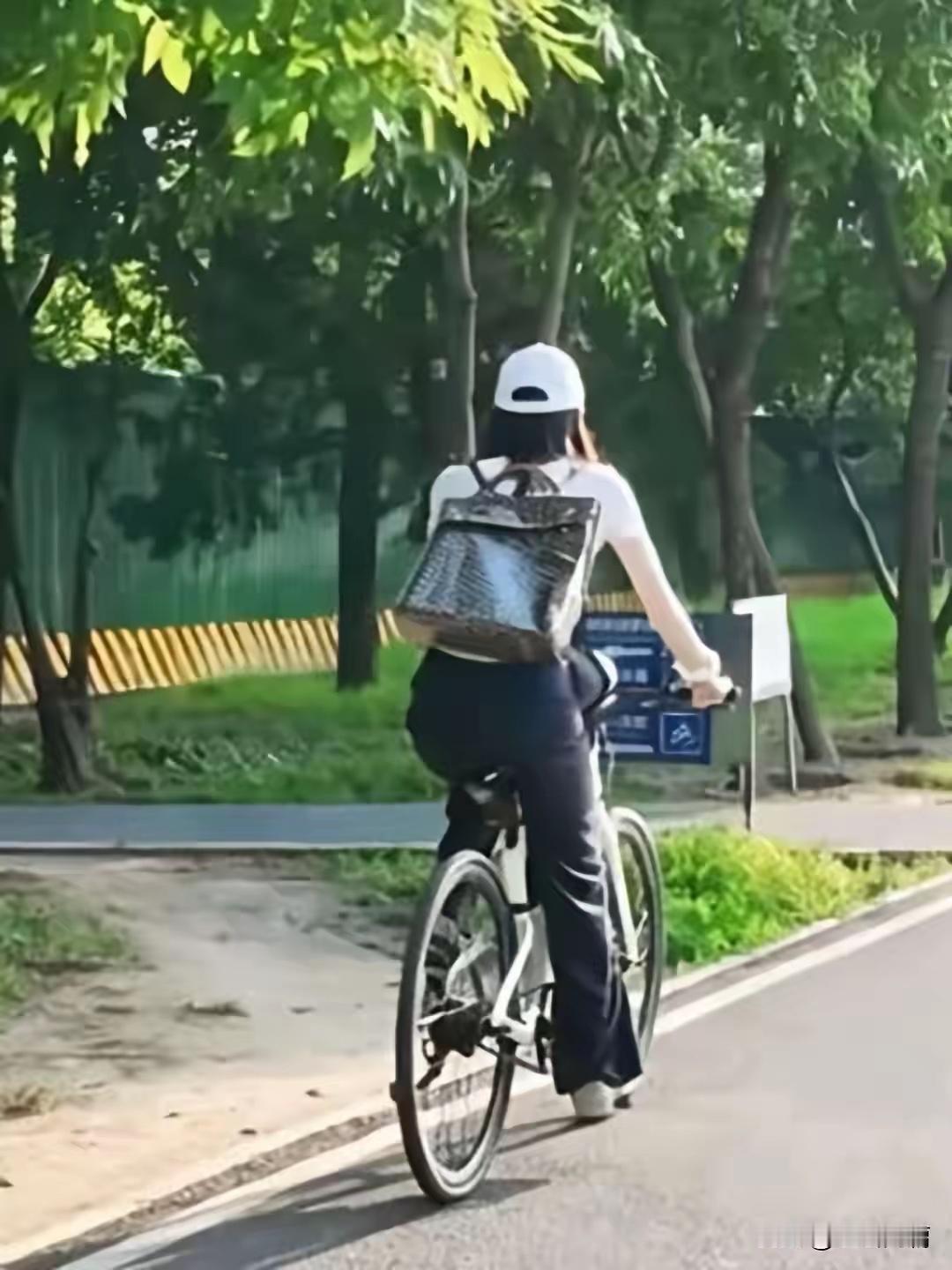 陈伟霆何穗夫妇领着孩子在北京郊游骑行。真的践行了他当初说的那句话，我希望我的孩子