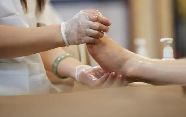 一位探店博主说:不管去足疗店做任何项目，只要技师让你换上一次性小蓝裤，价格又在