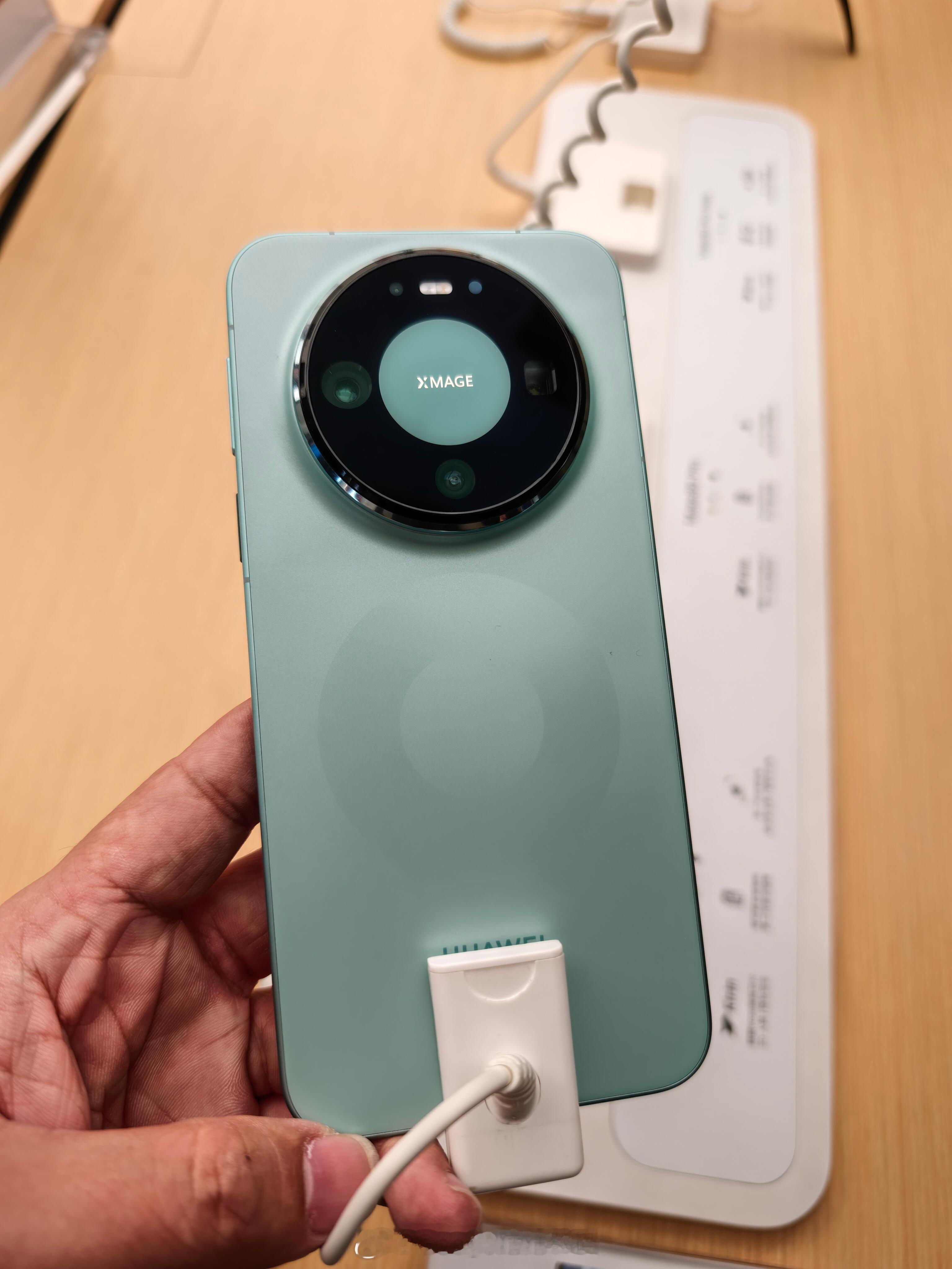 吃完饭下来逛了逛华为店人挤人啊。看了看新手机，看了看那款特别好看的路由器。太好看