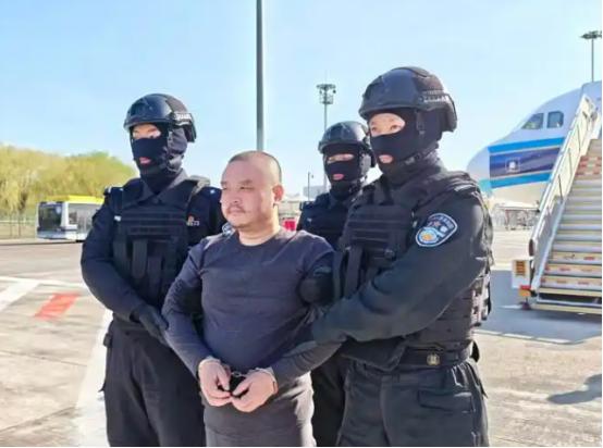 大快人心！ 据中国央视新闻报道：4月1日，在柬埔寨有关部门大力支持下，公安部