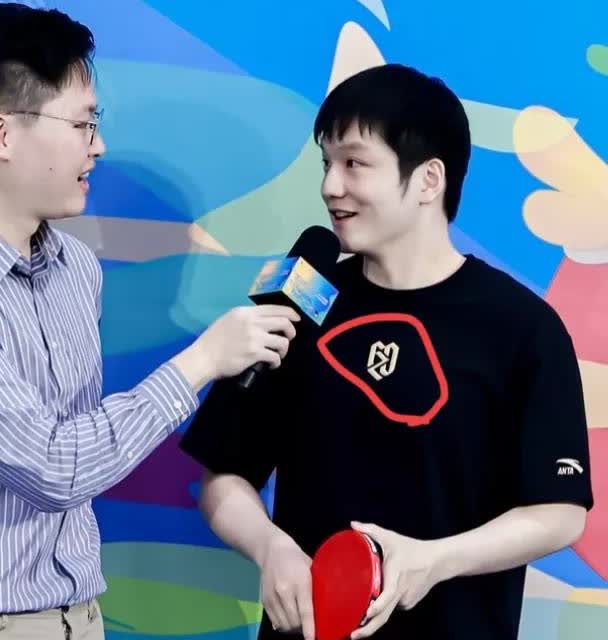 樊振东出席上海活动时，看似穿着休闲低调，回答问题时语气风平浪静，服装上实则有着自
